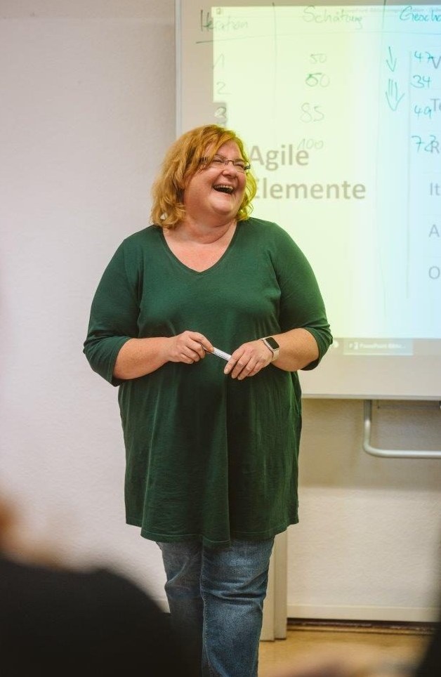 Julia Grebe lachend in einem Workshop